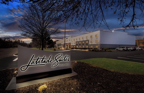Tinton Falls Apartment | Boutique hotel offers modern amenities and upscale luxury suites with kitchens.
