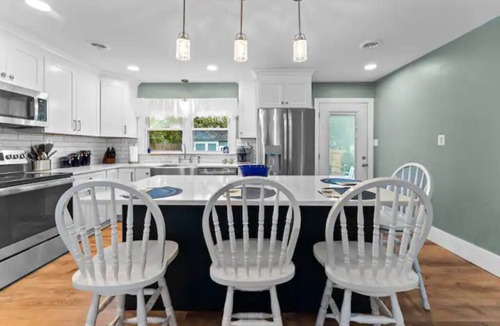 Issue Cottage | Brand New 2 Bedroom Cottage, 1 Block From Beach