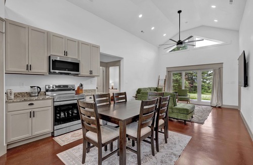 Hanceville Cottage | Brand New! Charming 3-bedroom Barndo on a scenic mountain with all the comforts!