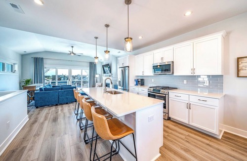 North End Condo | Brand New for 2024: 5 Bed/4.5 Bath ONLY 1.5 blocks to Beach w/Elevator & Views