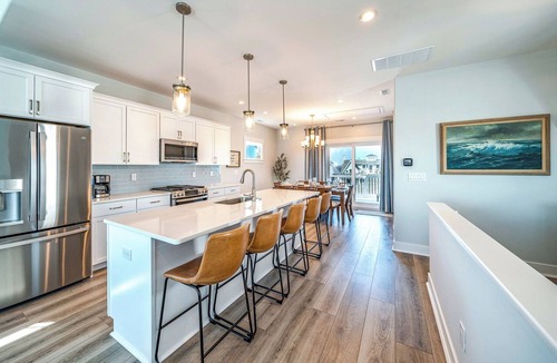 North End Condo | Brand New for 2024: 5 Bed/4.5 Bath ONLY 1.5 blocks to Beach w/Elevator & Views