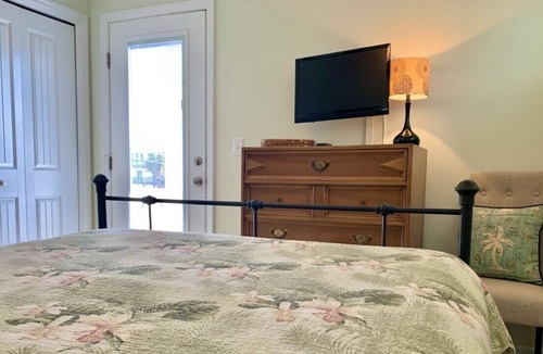 McCutcheon Field House | BRAND NEW PRIVATE DOCK & SUNSET VIEWS! Sleeps 11, elevator, small dogs welcome