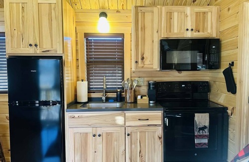 Frank Cabin | Brand New Tiny Home Cabin #2 w/full kitchen, bathroom, 3 bedrooms, wifi, 2 TVs
