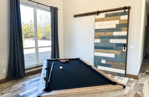 Purcell Villa | Brand New Yote Cabin, Pool Table, South of Norman