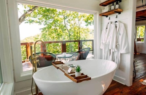 Rising Fawn Cabin | Breathtaking Tree House with Jacuzzi and Lofted Interior in Georgia