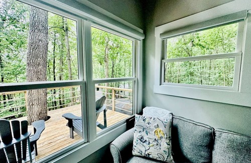 Groveoak Cabin | Breathtaking Treehouse with Barbecue and Hot-tub in Scottsboro, Alabama