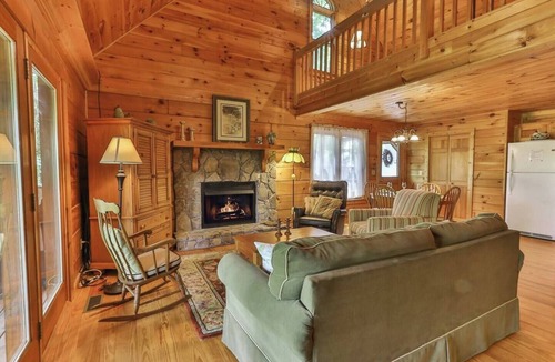 Walnut Mountain Cabin | Breezy Bear, Ellijay, Ga