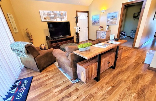 Arnolds Park Villa | Bridges Bay Vacation Cabin 25