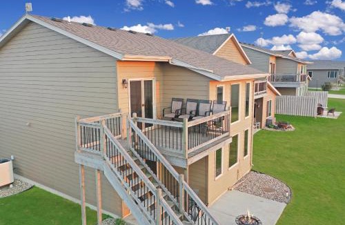 Arnolds Park Villa | Bridges Bay Vacation Cabin 278