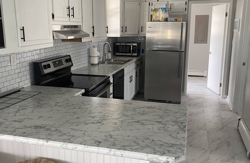 North Wildwood House | Bright, Beachy & Gorgeous Sunroom 3 Bed 1 ba & outdoor shower, offstreet park