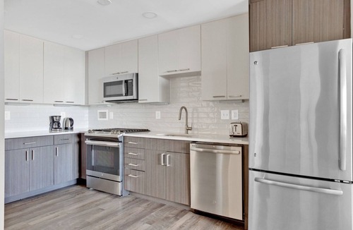 Crystal City Apartment | Bright Crystal City 1BR w/Gym & Concierge, steps to Metro, by Blueground