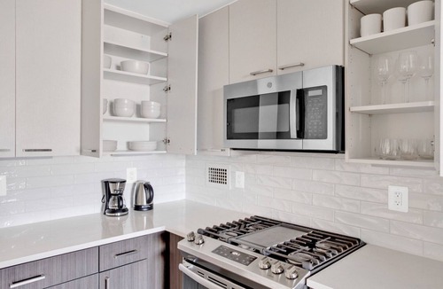Crystal City Apartment | Bright Crystal City 1BR w/Gym & Concierge, steps to Metro, by Blueground