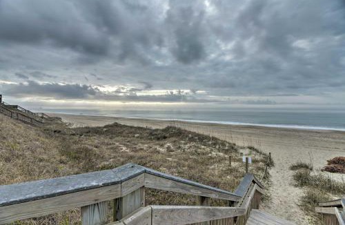 Emerald Isle House | Bright Emerald Isle Condo w/Private Beach Access!