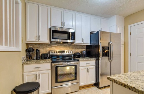 Fayetteville House | Bright Fayetteville Vacation Home w/Fireplace!