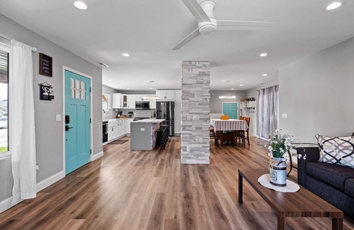 Rapid City House | Bright & Modern 4BR with large jacuzzi tub near favored Black Hills Attractions