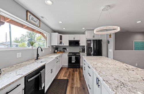 Rapid City House | Bright & Modern 4BR with large jacuzzi tub near favored Black Hills Attractions