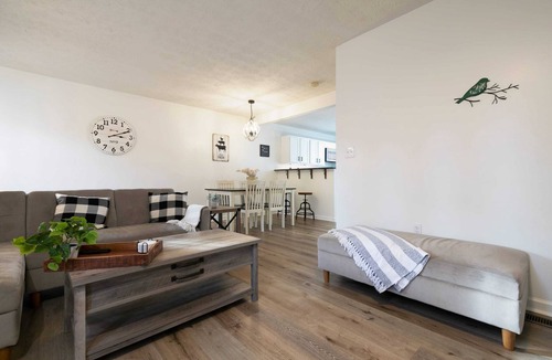Cartersville House | Bright Townhome with THREE KING-SIZE beds
