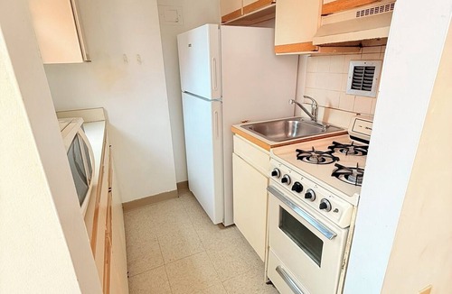 Rosslyn Apartment | Bright Unfurnished Studio Steps from 3 Metro Lines