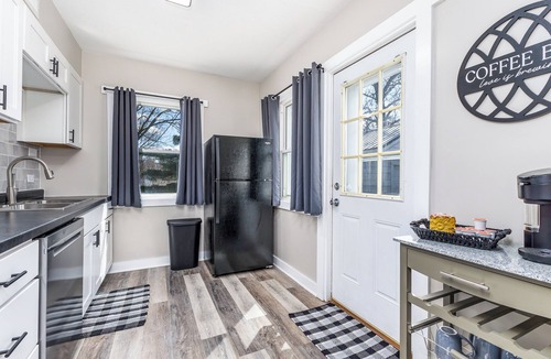 Dubuque House | Broadlawn Bungalow - 2BR/1 Bath w pullout