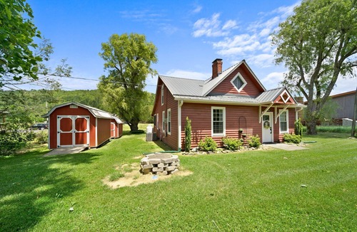 Valle Crucis Cottage | Broadstone Cottage- pet friendly, fire pit, Valle Crucis