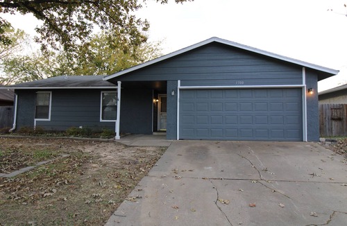 Broken Arrow House | Broken Arrow home minutes from Tulsa & shopping with large fenced backyard