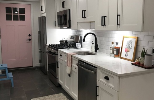 Communipaw Apartment | Brownstone 2 Bedroom Near NYC FREE Parking