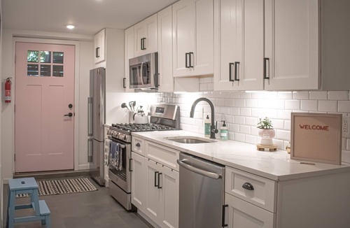 Communipaw Apartment | Brownstone 2 Bedroom Near NYC FREE Parking