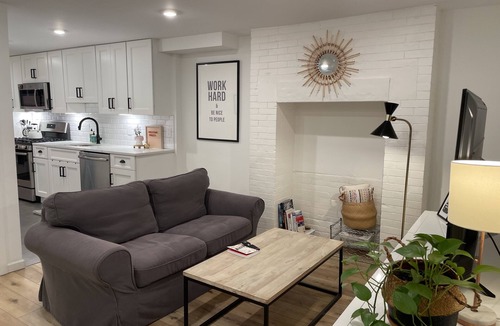 Communipaw Apartment | Brownstone 2 Bedroom Near NYC FREE Parking