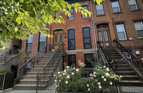 Communipaw Apartment | Brownstone 2 Bedroom Near NYC FREE Parking