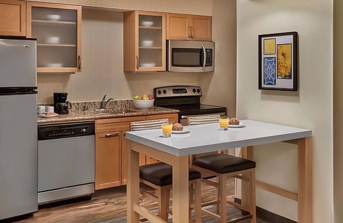 Newark Hotel | Budget-Friendly Getaway! 2 Modern Units, Pet-Friendly, with Free Breakfast