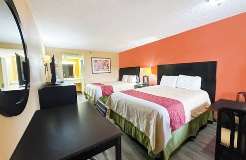 Mount Berry Hotel | Budget-Friendly Queen Room Perfect for Leisure Travelers Passing Through