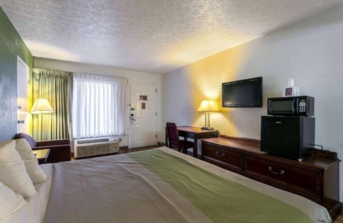 Edgewood Hotel | Budget-Friendly Room w/Easy Access to I-95