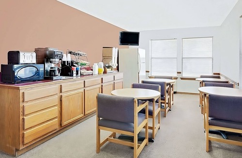 Muskogee Hotel | Budget-Friendly Stay at Knights Inn Muskogee! 4 Comfortable Units, Free Parking