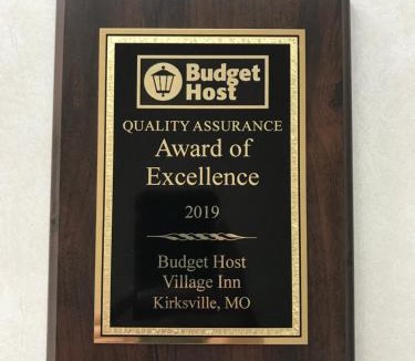 Kirksville Hotel | Budget Host Village Inn