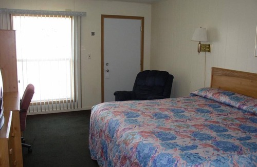 Fairmont Hotel | Budget Inn/1 Queen Bed Non-Smoking