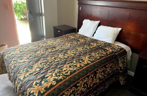 Brooklyn Hotel | Budget Plaza Motel