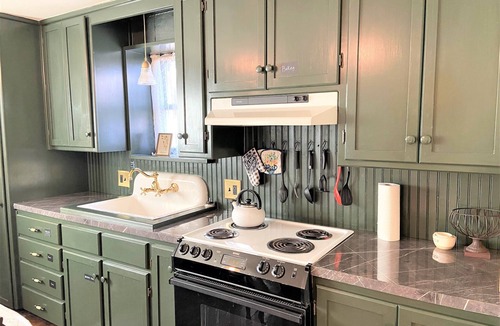 Hays House | Buffalo Haus: Entire House, Welcoming Historic Limestone House Downtown