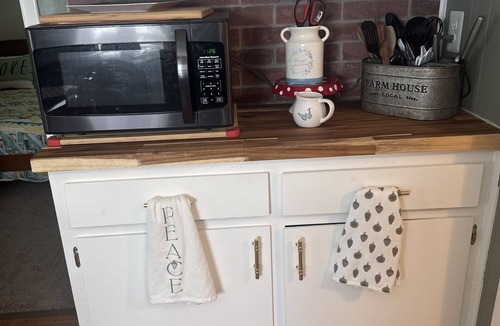Cartersville Cottage | Butterfly Crossing! Charming 2/1 Quirky Comfy Cottage of Cartersville GA