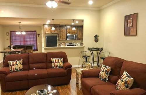 Calera House | *Cabernet Cottage* Sleeps 6. Minutes to Casino, Concerts, Lake, College