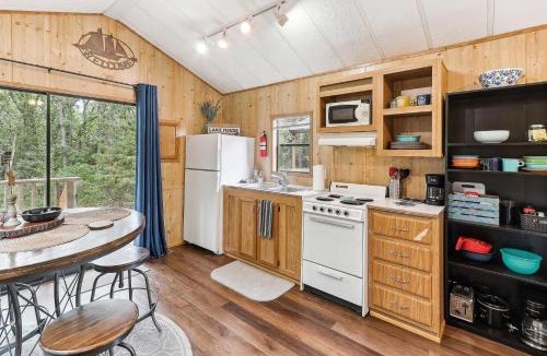 Neal House | Cabin 10- Cozy Toronto Lake Cabin - Walk to the Water cabin