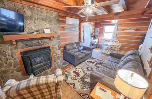 Cherokee Cabin | Cabin #5 - Riverfront w/Hot-Tub & More!