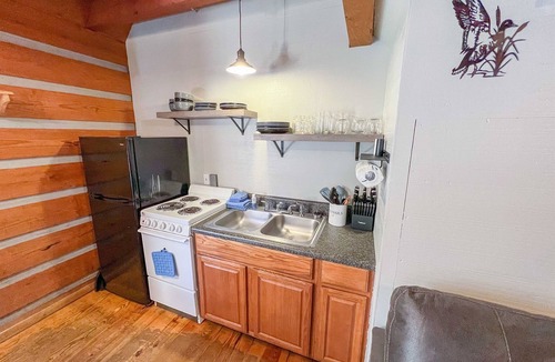 Cherokee Cabin | Cabin #5 - Riverfront w/Hot-Tub & More!