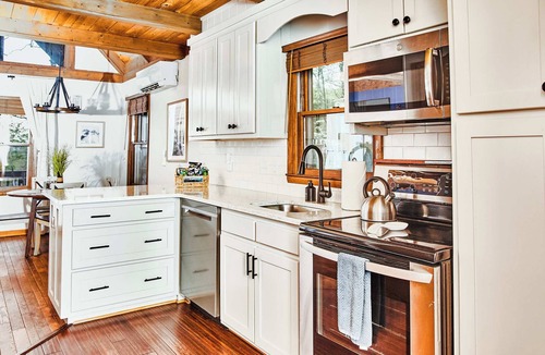 Fleetwood Cabin | Cabin Retreat With Mountain and Water Views! Foosball, Fire Pit, AC