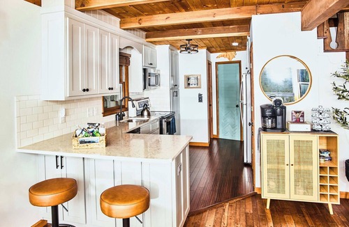 Fleetwood Cabin | Cabin Retreat With Mountain and Water Views! Foosball, Fire Pit, AC