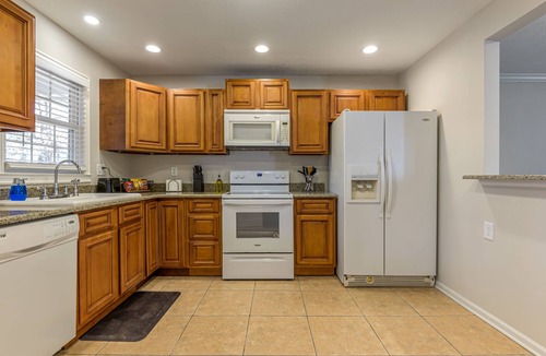 Cartersville House | Cabin Style & Cozy Back Deck Near LakePoint PBR