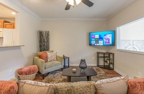 Cartersville House | Cabin Style & Cozy Back Deck Near LakePoint PBR