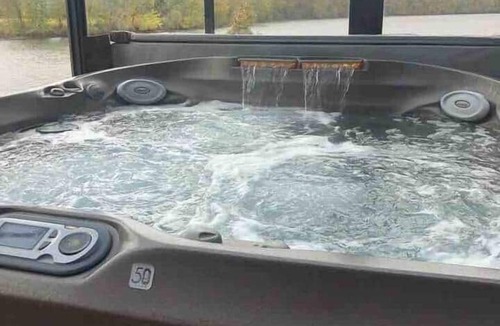 Kesley House | Cabin w/Hot Tub on the River