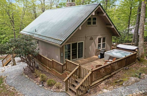 Charter Hills Cabin | Cabin w/large deck & hot tub