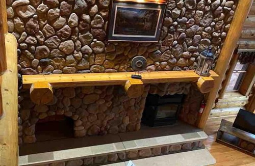Kesley House | Cabin with Hot Tub on the River