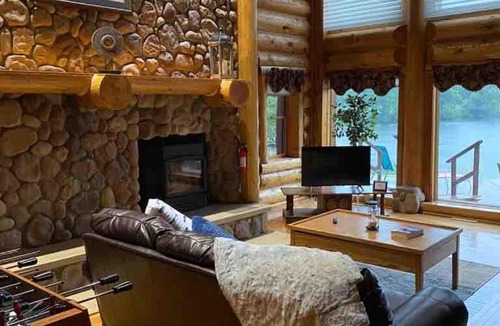 Kesley House | Cabin with Hot Tub on the River